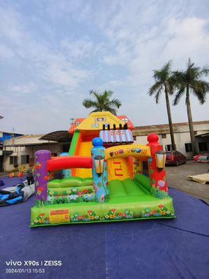 Fun Park Dry Inflatable Bouncy Slides Dengan Tema Toko Permen