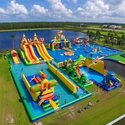 Taman Air Terbeku dengan Slide Besar dan Mainan Terapung