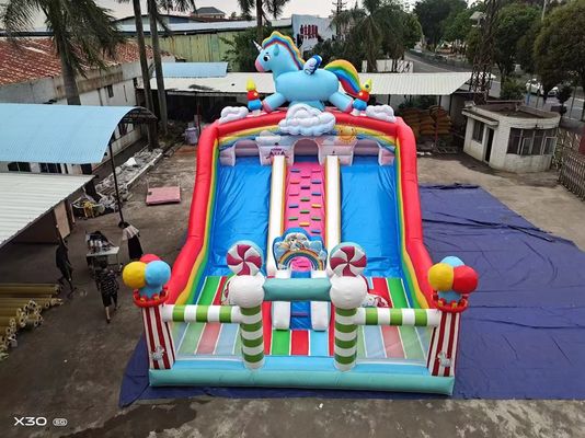 Kuda Pelangi Dua Saluran Paralel Slide Inflatable Dengan Pilar Bentuk Permen