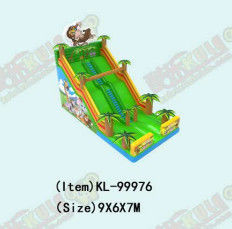 Hewan Hutan Slide Monyet Terduga Dengan Pohon Sawit