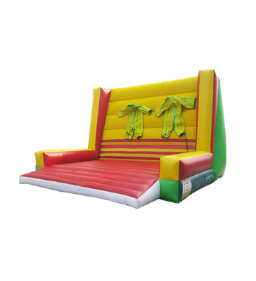 Atribusi dinding yang menempel dengan dua setelan termasuk struktur pendakian batu untuk tantangan yang menarik