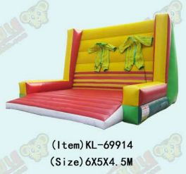 Atribusi dinding yang menempel dengan dua setelan termasuk struktur pendakian batu untuk tantangan yang menarik